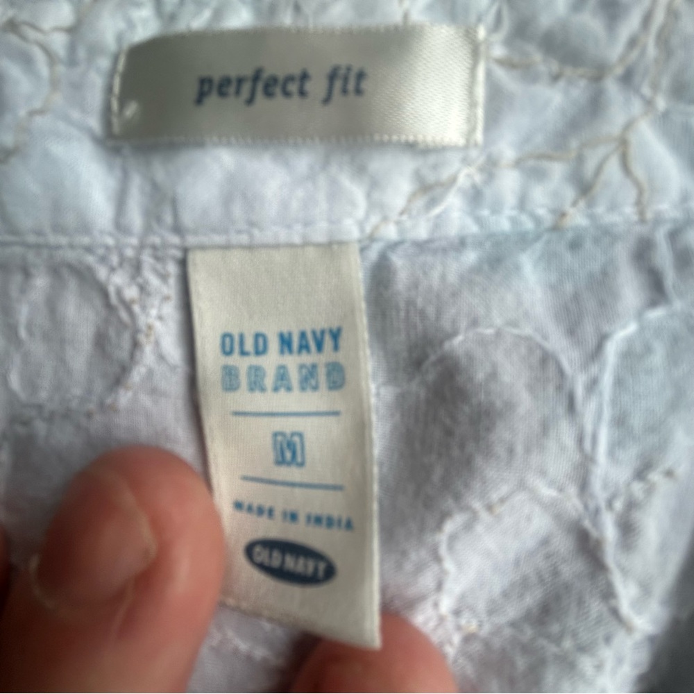 Old Navy Perfect Fit White Embroidered Button Down Blouse Top M 3/4 Sleeve - Picture 5 of 12